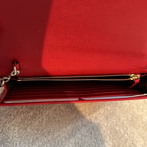 Like new gucci wallet on a chain - Picture 3 of 3